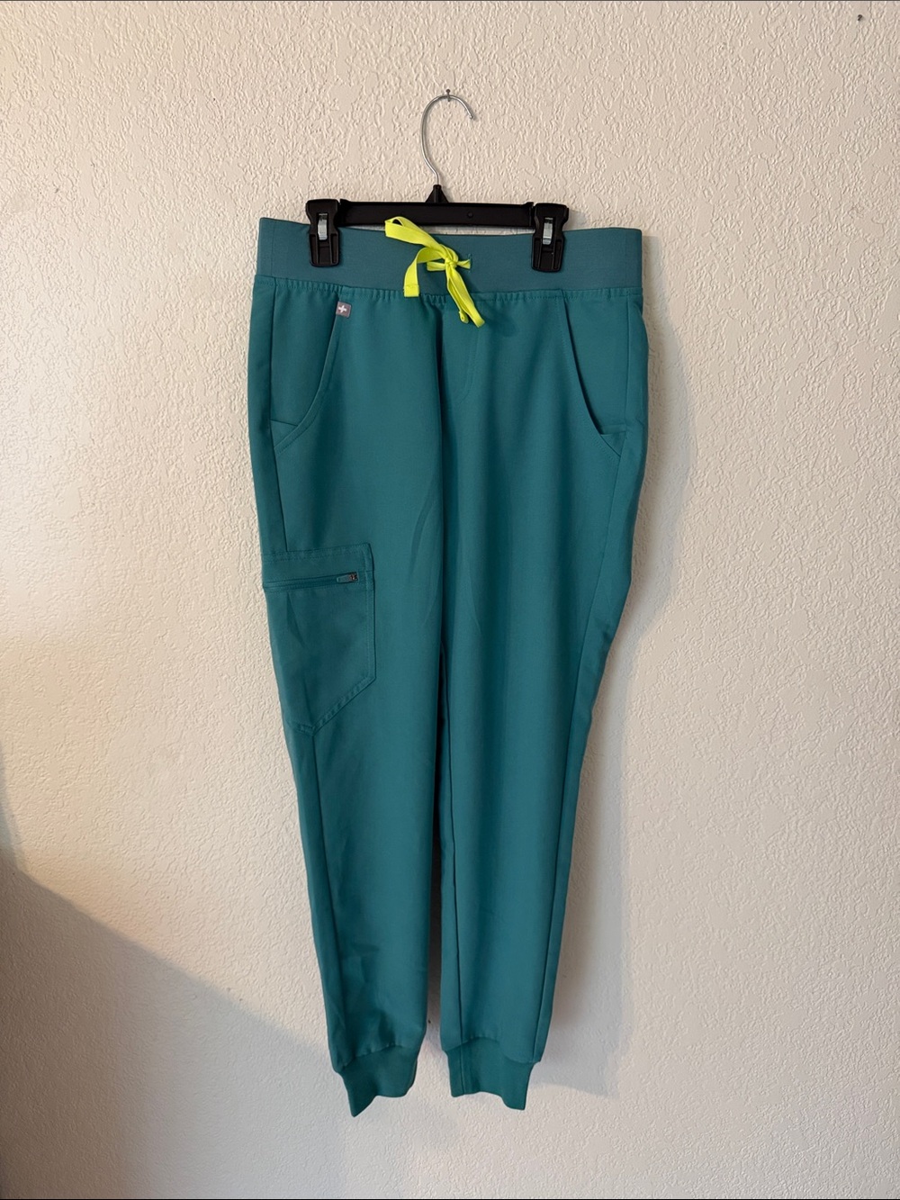 NWT Figs Zamora Jogger Scrub Pants in Cactus